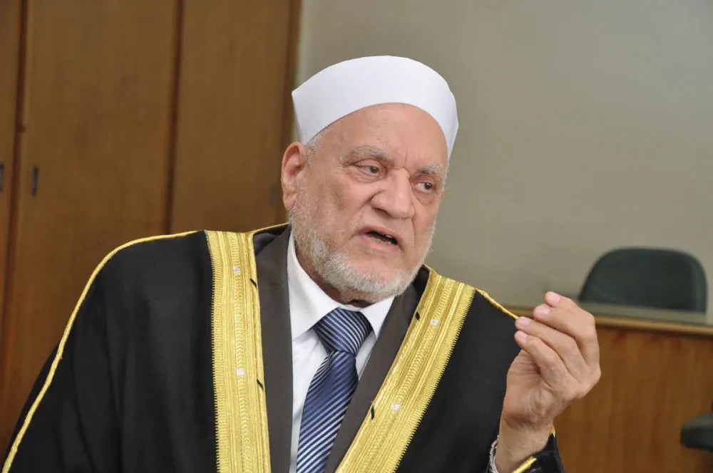You are currently viewing أحمد عمر هاشم .. سكت دهرا ونطق كفرا